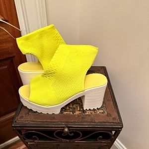 Fun neon yellow color and super cute!